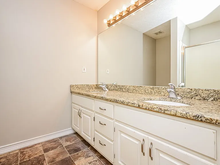 725 Grove Pointe Cir — Photo 10