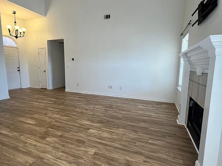 715 Sark Dr — Photo 3