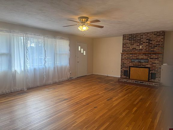 4th image of 608 Broadmoor Cir