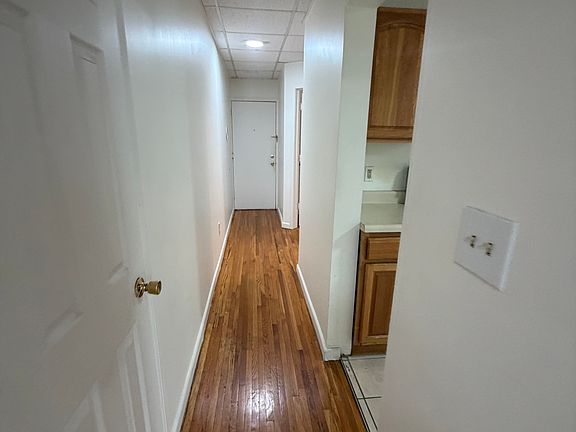 3rd image of 179 W 48th St APT 17