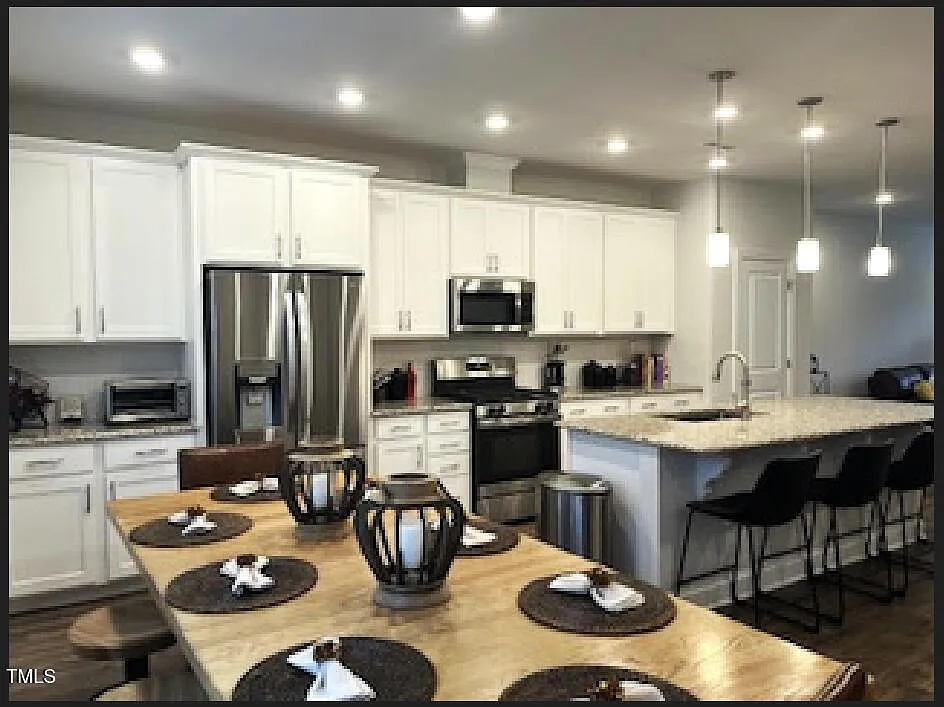 4 bed, 3.5 bath, 2350 sqft, $2,395 — Photo 4