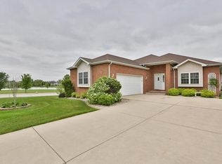 895 Clearwater Cv E, Crown Point, IN 46307