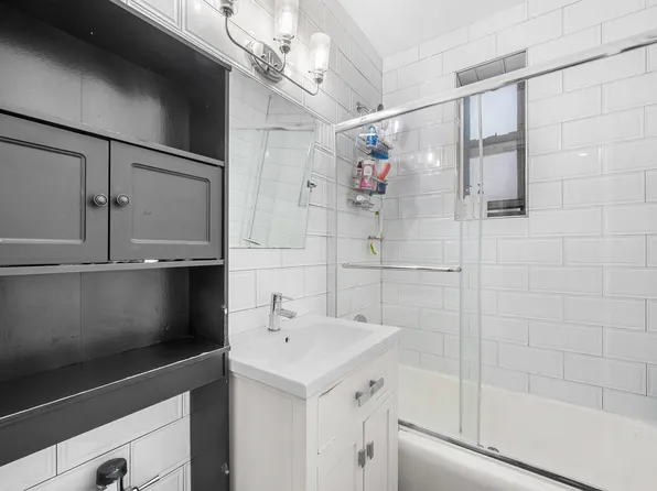 71-11 Yellowstone Boulevard image 12 of 14