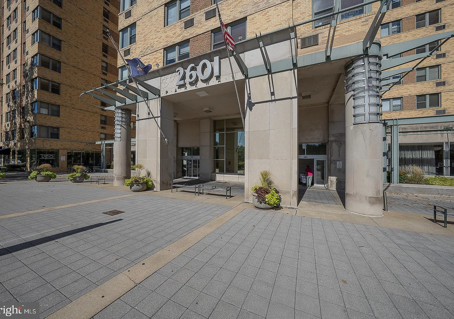 2 bed, 1.0 bath, 972 sqft, $2,300 — Photo 1