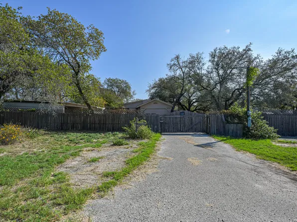 216 RANCH CREEK DR, Floresville, TX 78114