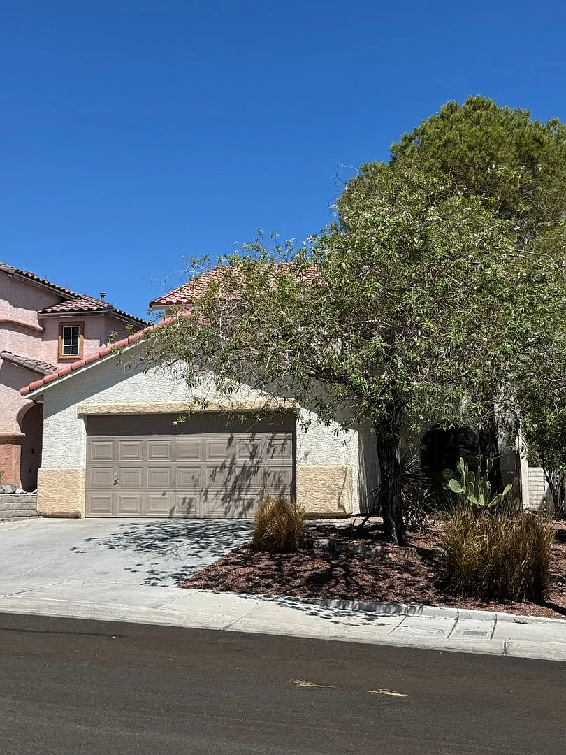 Great 1 home, 3brs, 2bth, 2cg — Photo 1