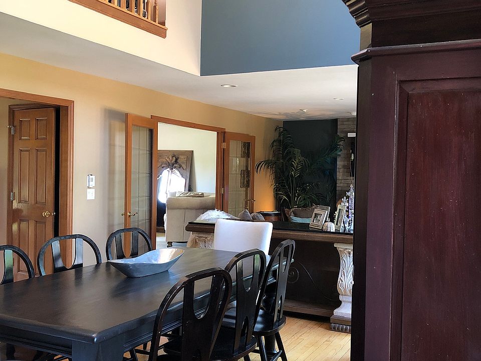 1st image of 385 Sommerset Dr