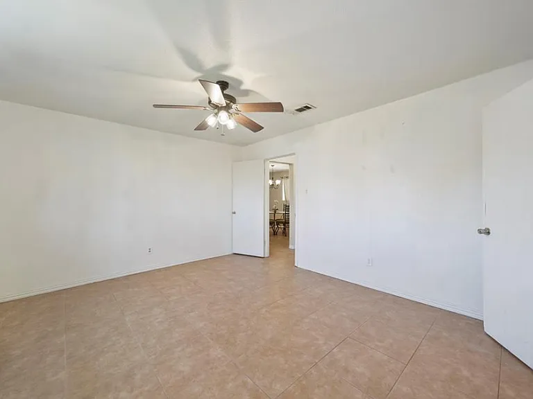 521 Gardenia St — Photo 4