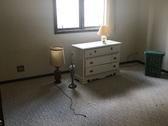 4th image of 8925 Oakdale Ct