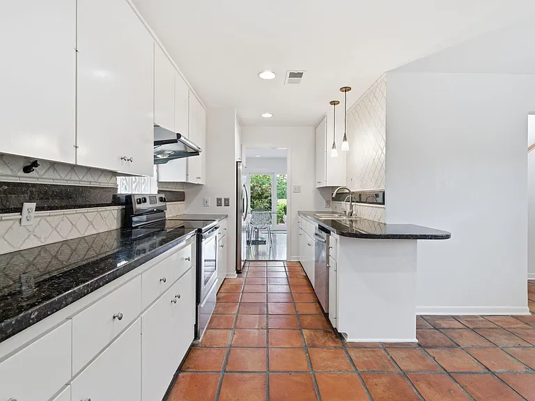 2810 Lake View Dr — Photo 21