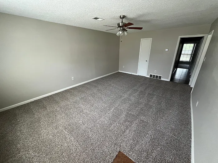 3 bed, 2.0 bath, 1304 sqft, $1,350 — Photo 2