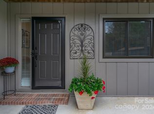 203 Juniper Ln, Hendersonville, NC 28739