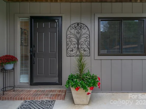 203 Juniper Ln, Hendersonville, NC 28739