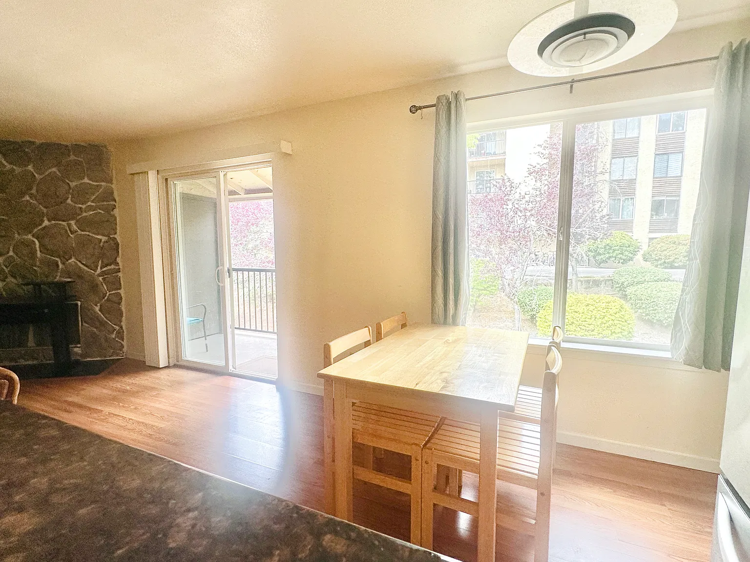 2 bed, 923 sqft, $2,200 — Photo 4
