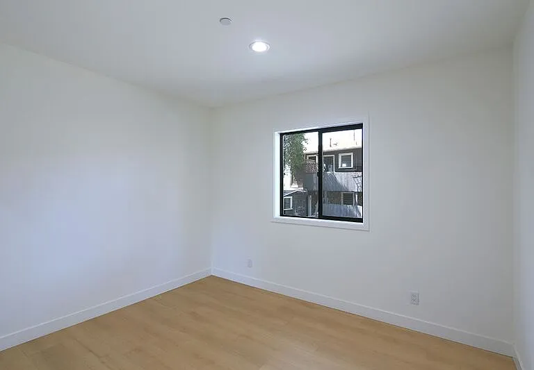2121-2123 Glenada Ave #2121 — Photo 15