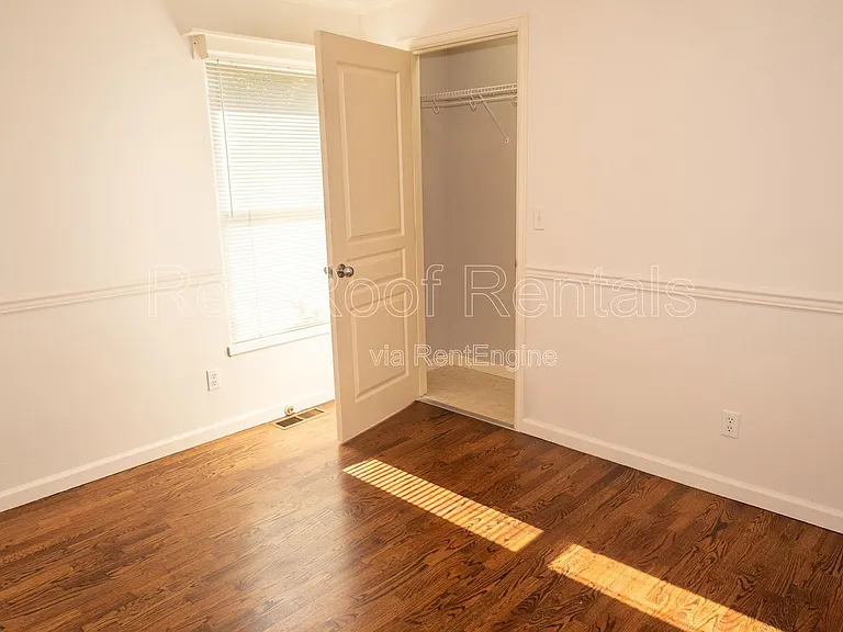 4840 N 8th St — Photo 21