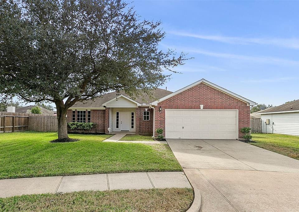 Amazing 4/2 Kendall Home with 1,723 sq ft. Located on a huge cul-de-sac lot in Strathmore Subdivision in Katy.