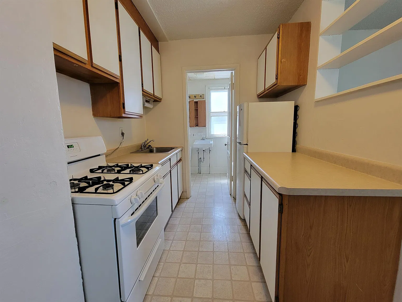 Studio, $775 — Photo 4