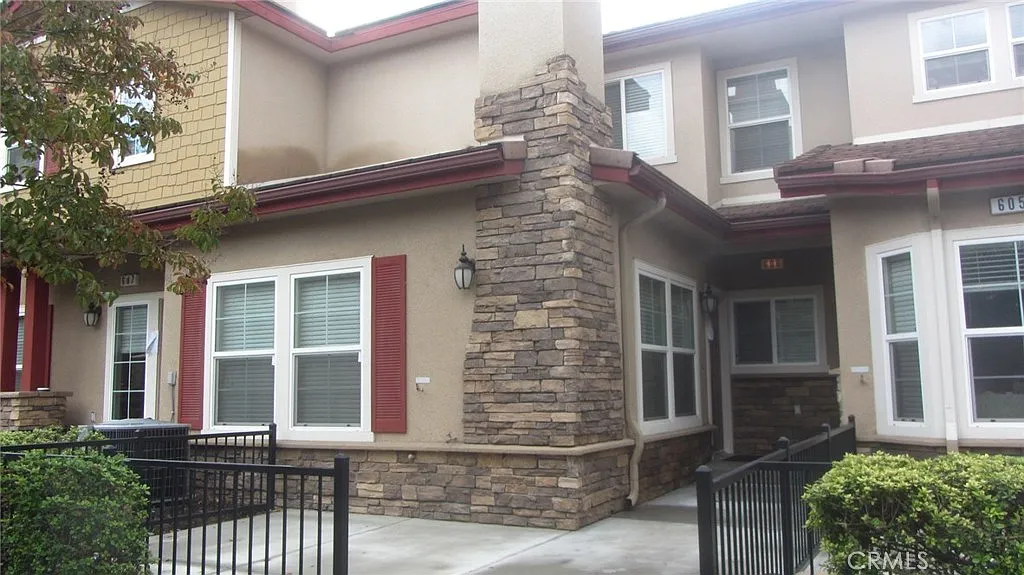 3 bed, 2.5 bath, 1600 sqft, $3,500 — Photo 2
