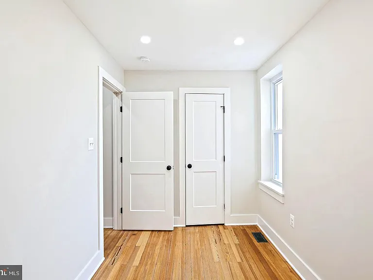 1327 W 42nd St — Photo 26