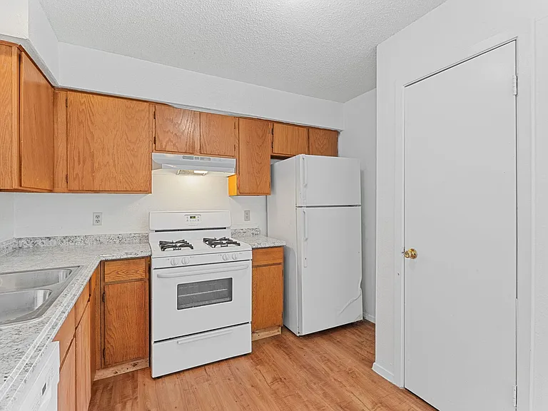 302 Algerita Dr #D — Photo 13