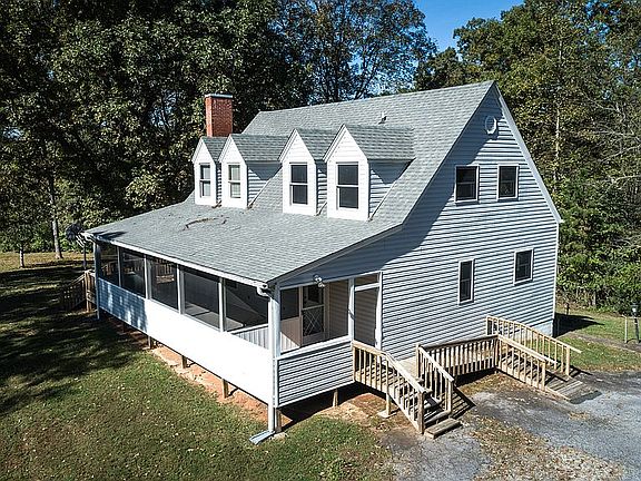 Cape Cod w/ Screened Porch
