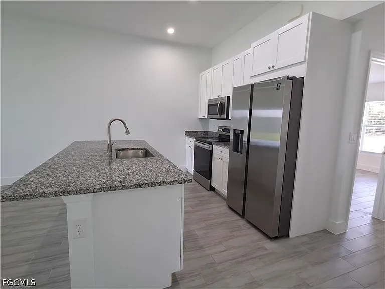 2907 SW Santa Barbara Pl — Photo 5