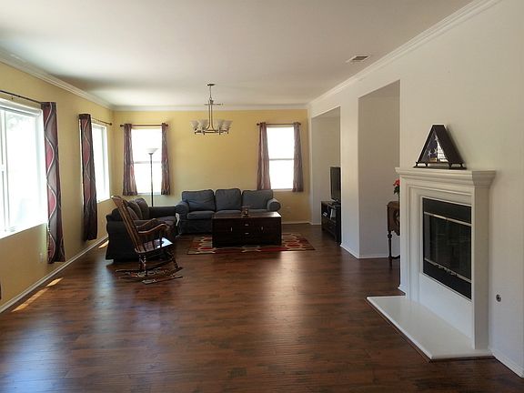 Family Room w/fireplace