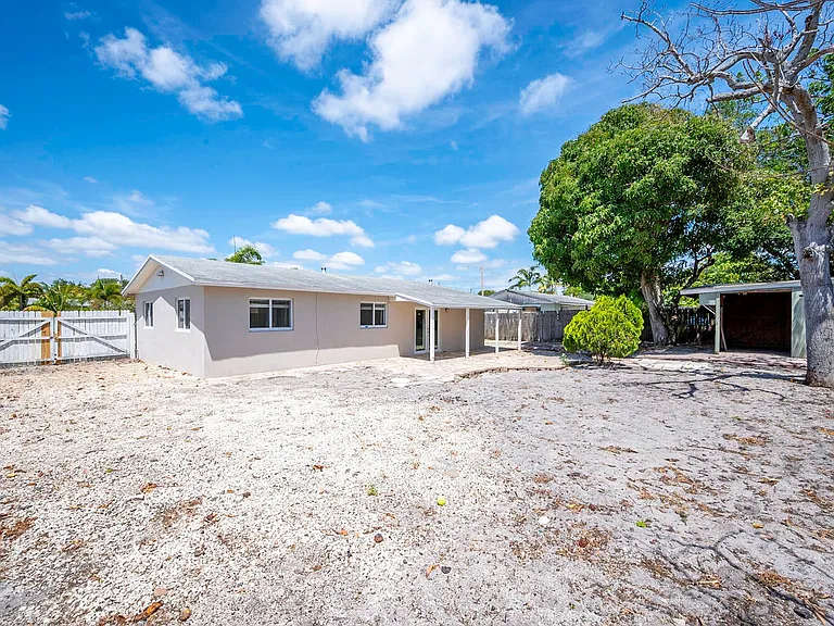2100 N Seacrest Blvd — Photo 14