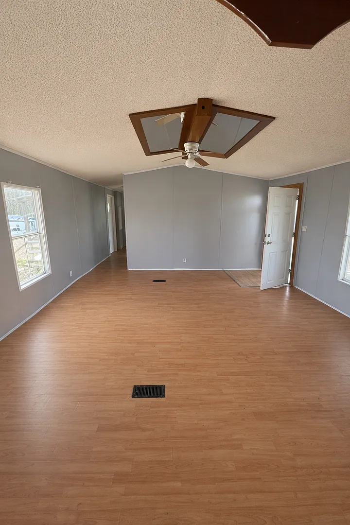 Country living with spacious front and backyard - 3 beds/ 2bath available now!! — Photo 2