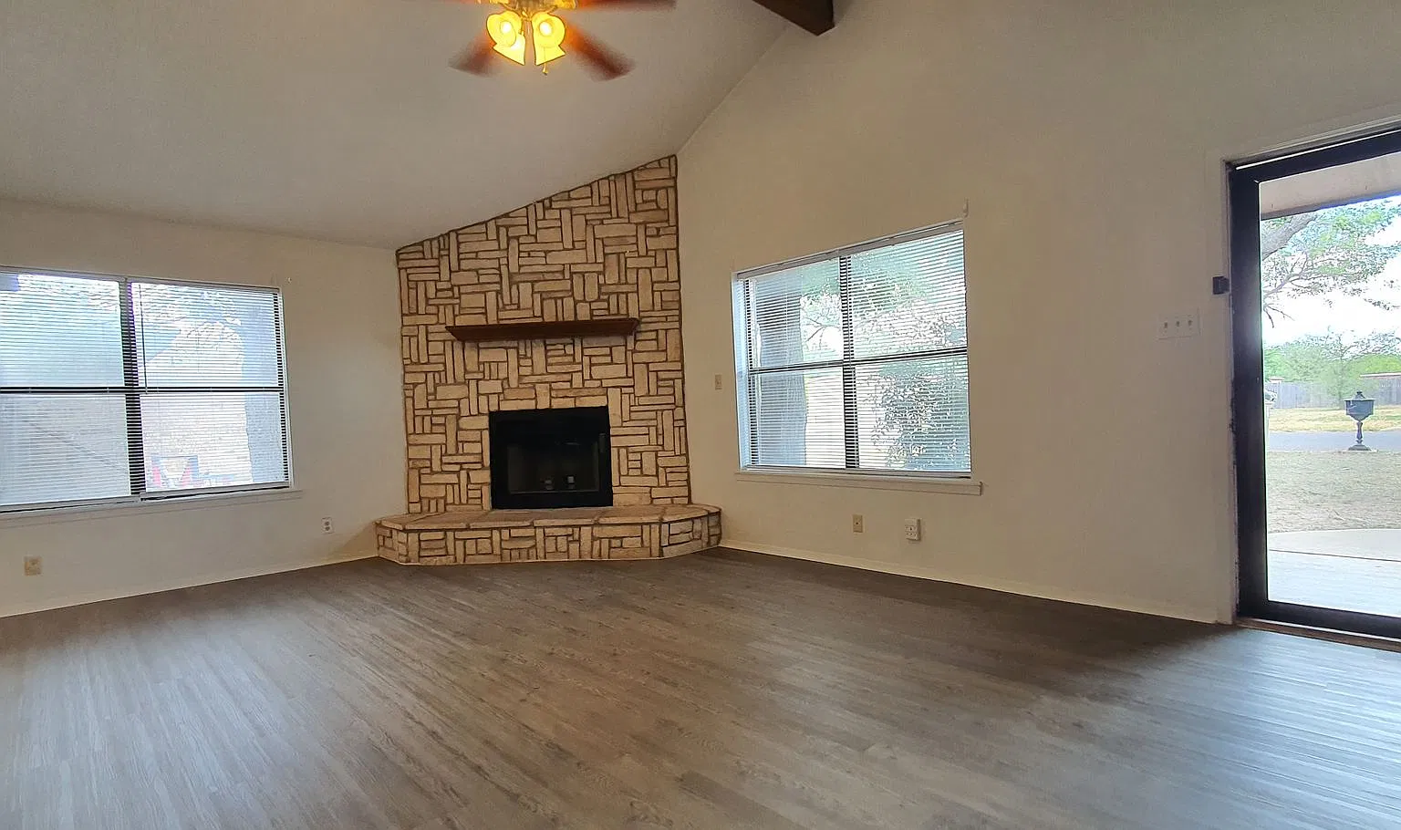 Spacious 4 Bed, 2 Bath Home Available Now! — Photo 3