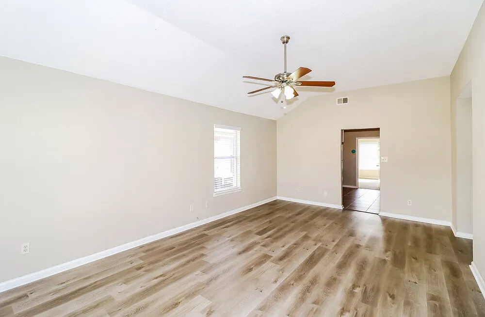 4 bed, 2.0 bath, 1483 sqft, $1,660 — Photo 4