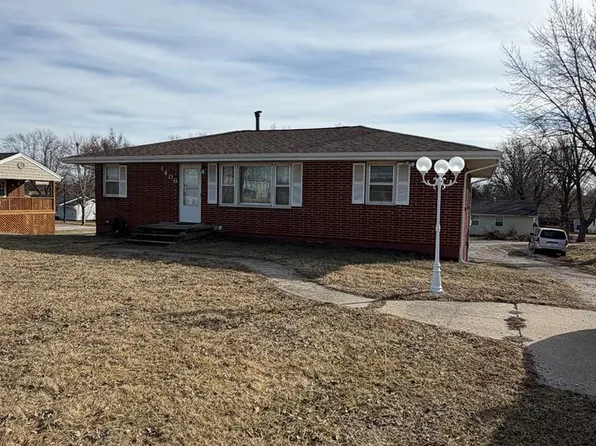 1406 Briggs Dr, Macon, MO 63552