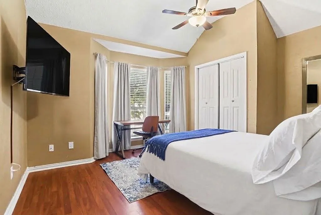 4 bed, 2.5 bath, 2709 sqft, $1,295 — Photo 1