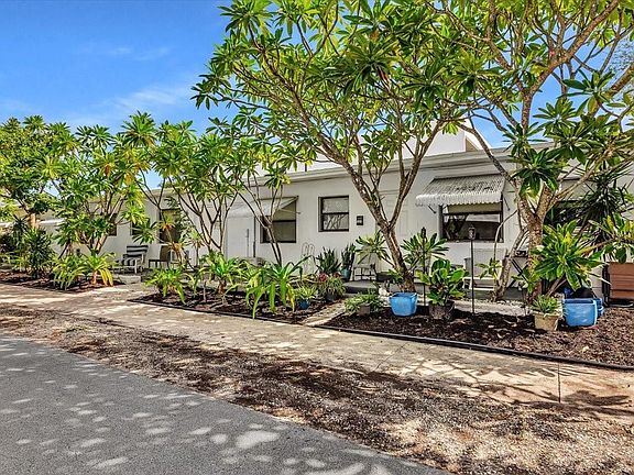4th image of 560 NE 15th Avenue