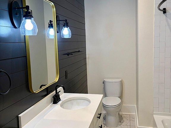 4th image of 631 S Broadway #202