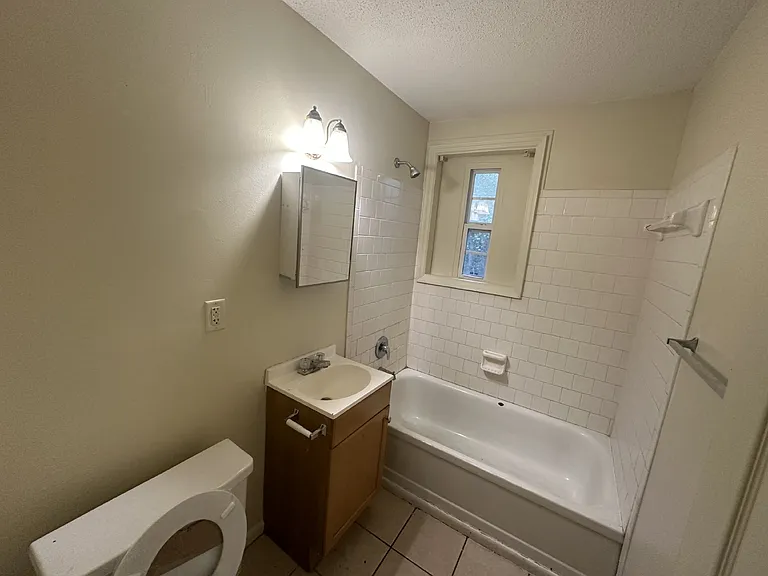 300 Pleasant St #A — Photo 4