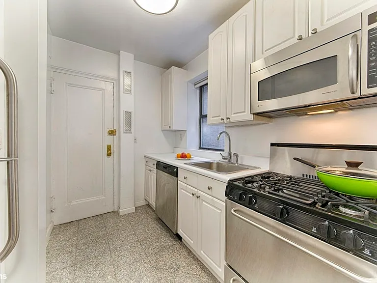 142 E 49th St #7C — Photo 3