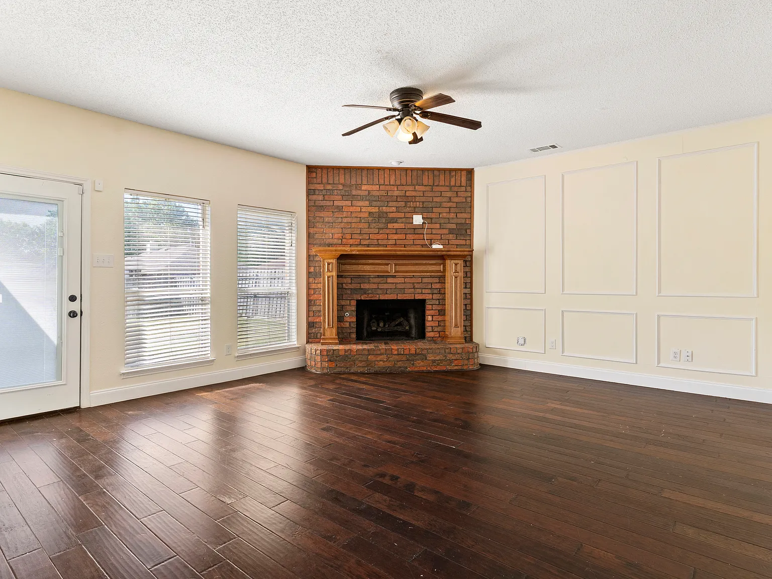 4 bed, 2128 sqft, $2,450 — Photo 4
