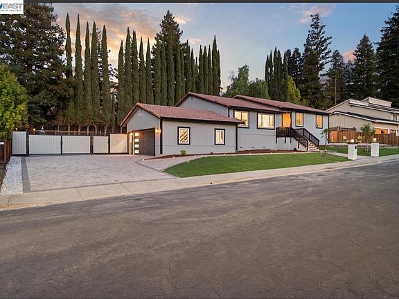 2nd image of 1084 Jamie Dr
