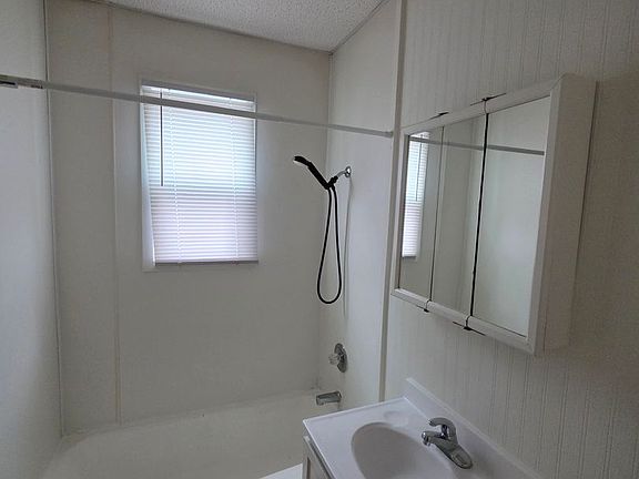 4th image of 826 Wright St