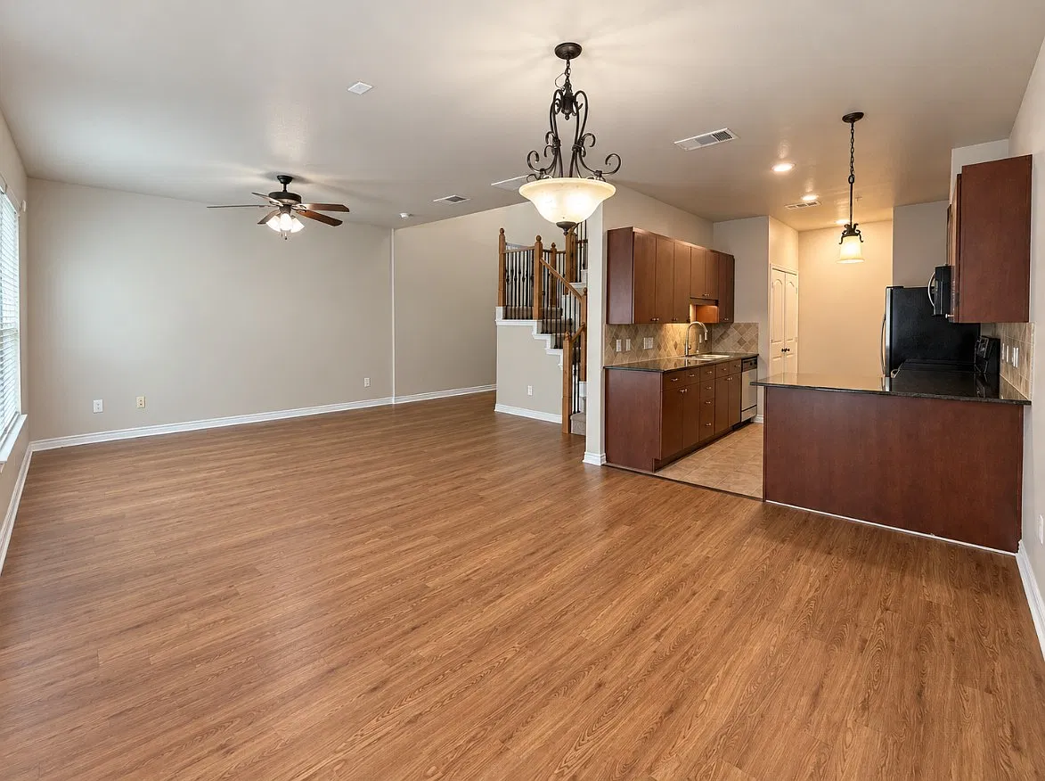 3 bed, 2.5 bath, 1631 sqft, $2,400 — Photo 2