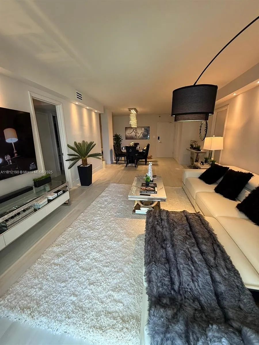 Building Photo - 5151 Collins Ave #726