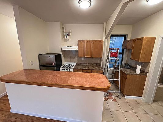 3rd image of 107 W 138th St #3R