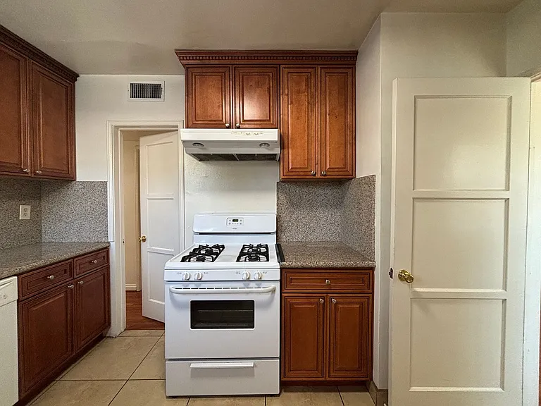 625-633 1/2 W Glenoaks Blvd — Photo 10