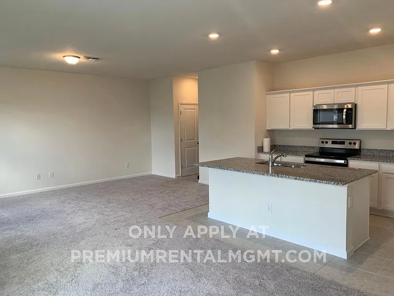 2257 Litchfield Loop — Photo 2