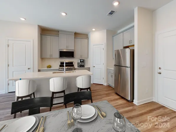 2220 Belterra Dr, Charlotte, NC 28216