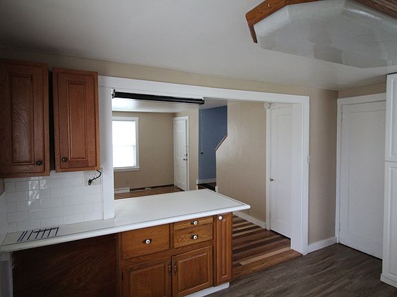 4th image of 205 Mayville Ave
