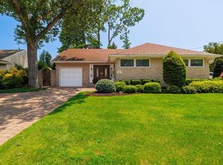 12 Marshall St, Oceanside, NY 11572