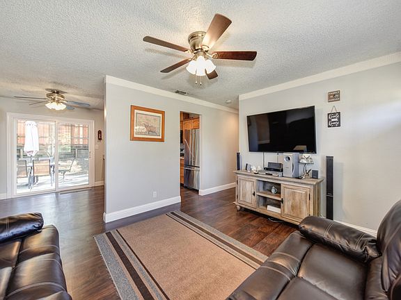 3rd image of 8176 Villa Oak Dr